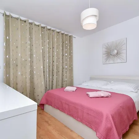 Apartment Ela Omis