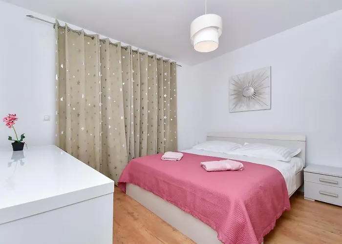 Apartment Ela Omis